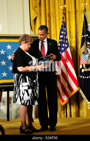 Il presidente Barack Obama presenta la medaglia d'onore di Rose Buccelli, Specialista 4 Leslie H. Sabo Jr., vedova, durante il bianco Foto Stock