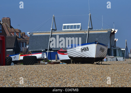 Barche sulla spiaggia di Aldeburgh nel Suffolk sono antichi delle navi da pesca del tipo che ha ispirato Benjamin Britten's opera Peter Grimes. Foto Stock