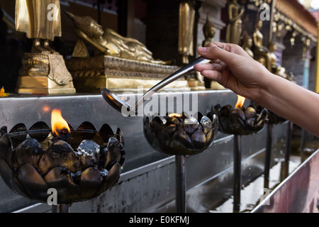 Riempimento olio in stile Thai candela di metallo nel tempio thailandese, Chiang Mai, Thailandia Foto Stock