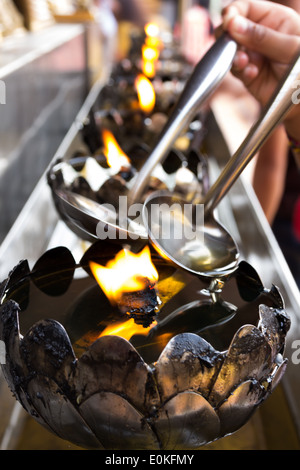 Riempimento olio in stile Thai candela di metallo nel tempio thailandese, Chiang Mai, Thailandia Foto Stock