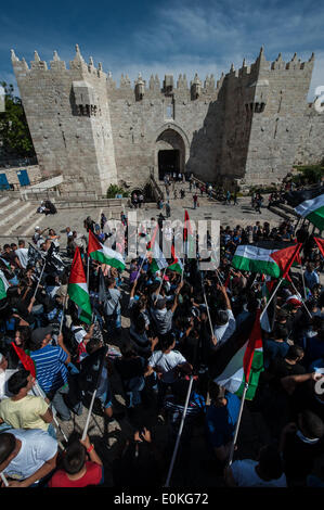 Jurusalem, Israele. 15 Maggio, 2014. I manifestanti di partecipare in un rally che segna il sessantesimo anniversario della la Nakba giorno o il giorno della "catastrofe" in arabo, una commemorazione annuale per il loro lamento su Israele la costituzione nel 1948 ed il loro spostamento durante la guerra nella sua scia, a Damasco Gate nella Città Vecchia di Gerusalemme, il 15 maggio 2014. Un israeliano portavoce della polizia irachena ha detto giovedì che cinque manifestanti sono stati arrestati durante la manifestazione non autorizzata qui il giovedì. Credito: Xinhua/Alamy Live News Foto Stock