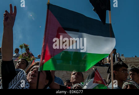 Jurusalem, Israele. 15 Maggio, 2014. I manifestanti di partecipare in un rally che segna il sessantesimo anniversario della la Nakba giorno o il giorno della "catastrofe" in arabo, una commemorazione annuale per il loro lamento su Israele la costituzione nel 1948 ed il loro spostamento durante la guerra nella sua scia, a Damasco Gate nella Città Vecchia di Gerusalemme, il 15 maggio 2014. Un israeliano portavoce della polizia irachena ha detto giovedì che cinque manifestanti sono stati arrestati durante la manifestazione non autorizzata qui il giovedì. Credito: Xinhua/Alamy Live News Foto Stock