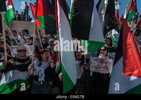 Jurusalem, Israele. 15 Maggio, 2014. I manifestanti gridare slogan durante un rally che segna il sessantesimo anniversario della la Nakba giorno o il giorno della "catastrofe" in arabo, una commemorazione annuale per il loro lamento su Israele la costituzione nel 1948 ed il loro spostamento durante la guerra nella sua scia, a Damasco Gate nella Città Vecchia di Gerusalemme, il 15 maggio 2014. Un israeliano portavoce della polizia irachena ha detto giovedì che cinque manifestanti sono stati arrestati durante la manifestazione non autorizzata qui il giovedì. Credito: Xinhua/Alamy Live News Foto Stock