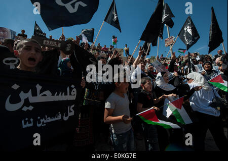 Jurusalem, Israele. 15 Maggio, 2014. I manifestanti gridare slogan durante un rally che segna il sessantesimo anniversario della la Nakba giorno o il giorno della "catastrofe" in arabo, una commemorazione annuale per il loro lamento su Israele la costituzione nel 1948 ed il loro spostamento durante la guerra nella sua scia, a Damasco Gate nella Città Vecchia di Gerusalemme, il 15 maggio 2014. Un israeliano portavoce della polizia irachena ha detto giovedì che cinque manifestanti sono stati arrestati durante la manifestazione non autorizzata qui il giovedì. Credito: Xinhua/Alamy Live News Foto Stock