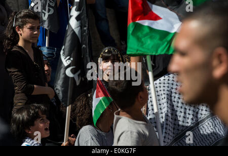 Jurusalem, Israele. 15 Maggio, 2014. I manifestanti di partecipare in un rally che segna il sessantesimo anniversario della la Nakba giorno o il giorno della "catastrofe" in arabo, una commemorazione annuale per il loro lamento su Israele la costituzione nel 1948 ed il loro spostamento durante la guerra nella sua scia, a Damasco Gate nella Città Vecchia di Gerusalemme, il 15 maggio 2014. Un israeliano portavoce della polizia irachena ha detto giovedì che cinque manifestanti sono stati arrestati durante la manifestazione non autorizzata qui il giovedì. Credito: Xinhua/Alamy Live News Foto Stock