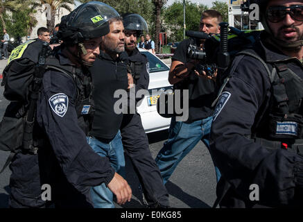 Jurusalem, Israele. 15 Maggio, 2014. Un manifestante è detenuto da poliziotti israeliani un rally che segna il sessantesimo anniversario della la Nakba giorno o il giorno della "catastrofe" in arabo, una commemorazione annuale per il loro lamento su Israele la costituzione nel 1948 ed il loro spostamento durante la guerra nella sua scia, vicino a Damasco Gate nella Città Vecchia di Gerusalemme, il 15 maggio 2014. Un israeliano portavoce della polizia irachena ha detto giovedì che cinque manifestanti sono stati arrestati durante la manifestazione non autorizzata qui il giovedì. Credito: Xinhua/Alamy Live News Foto Stock