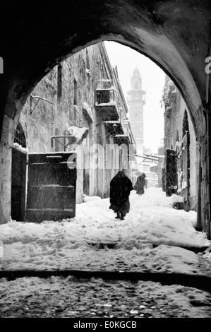 Gerusalemme durante un inverno nevoso. Via Dolorosa nella neve, Ottava Stazione, circa 1920 Foto Stock