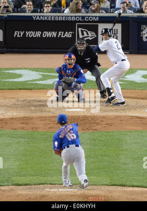 Bronx, New York, Stati Uniti d'America. 13 Maggio, 2014. Daisuke Matsuzaka (METS), Derek Jeter (Yankees) MLB : Daisuke Matsuzaka dei New York Mets piazzole di Derek Jeter dei New York Yankees nella sesta inning durante il Major League Baseball gioco allo Yankee Stadium nel Bronx, New York, Stati Uniti . © AFLO/Alamy Live News Foto Stock