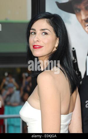 Los Angeles, CA, Stati Uniti d'America. 15 Maggio, 2014. Sarah Silverman presso gli arrivi di milioni di modi per morire in occidente Premiere, il Regency Village Theatre di Los Angeles, CA Maggio 15, 2014. Credito: Elizabeth Goodenough/Everett raccolta/Alamy Live News Foto Stock