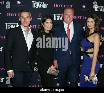 Las Vegas, NV, Stati Uniti d'America. 15 Maggio, 2014. Bill Wackermann (Conde Nast Traveler EVP, Direttore Editoriale), Pilar Guzman, John Unwin, Emily Ratajkowski presso gli arrivi per Conde Nast Traveler diciottesima edizione Hot List Party, Rose. Coniglio. Menzogna. Al Cosmopolitan Las Vegas NV il 15 maggio 2014. Credito: James Atoa/Everett raccolta/Alamy Live News Foto Stock