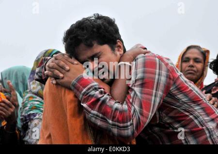 Dacca in Bangladesh. 16 Maggio, 2014. Un uomo piange quando egli identifica il suo parente corpo dopo l'incidente del traghetto nel quartiere Munshiganj, Dhaka, Bangladesh, 16 maggio 2014. Bangladesh i soccorritori hanno trascinato fuori 10 più corpi, aumentando il numero di morti a 22 nell'incidente del traghetto sul fiume Meghna, dopo il suo naufragio in tempesta il giovedì pomeriggio. Credito: Shariful Islam/Xinhua/Alamy Live News Foto Stock