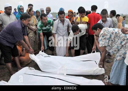 Dacca in Bangladesh. 16 Maggio, 2014. Parenti di identificare gli organismi dopo l'incidente del traghetto nel quartiere Munshiganj, Dhaka, Bangladesh, 16 maggio 2014. Bangladesh i soccorritori hanno trascinato fuori 10 più corpi, aumentando il numero di morti a 22 nell'incidente del traghetto sul fiume Meghna, dopo il suo naufragio in tempesta il giovedì pomeriggio. Credito: Shariful Islam/Xinhua/Alamy Live News Foto Stock