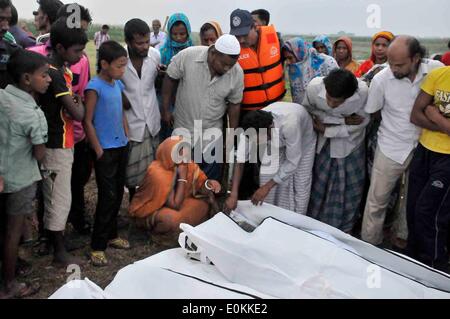 Dacca in Bangladesh. 16 Maggio, 2014. Parenti di identificare gli organismi dopo l'incidente del traghetto nel quartiere Munshiganj, Dhaka, Bangladesh, 16 maggio 2014. Bangladesh i soccorritori hanno trascinato fuori 10 più corpi, aumentando il numero di morti a 22 nell'incidente del traghetto sul fiume Meghna, dopo il suo naufragio in tempesta il giovedì pomeriggio. Credito: Shariful Islam/Xinhua/Alamy Live News Foto Stock