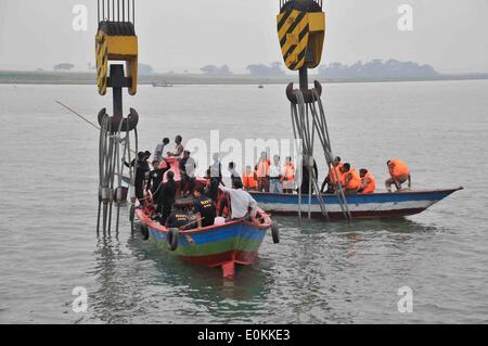 Dacca in Bangladesh. 16 Maggio, 2014. Il lavoro dei soccorritori nel fiume Meghna dopo l'incidente del traghetto nel quartiere Munshiganj, Dhaka, Bangladesh, 16 maggio 2014. Bangladesh i soccorritori hanno trascinato fuori 10 più corpi, aumentando il numero di morti a 22 nell'incidente del traghetto sul fiume Meghna, dopo il suo naufragio in tempesta il giovedì pomeriggio. Credito: Shariful Islam/Xinhua/Alamy Live News Foto Stock