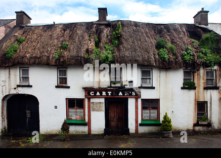 Gartlan, pub abbandonati nella strada principale, Kingscourt, Co. Cavan, Irlanda Foto Stock