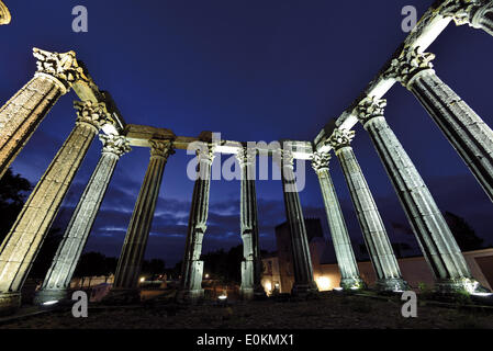 Portogallo Alentejo, Evora, romann tempio, colonne, notte, vista notturna, Sito Patrimonio Mondiale dell'Unesco, viaggi, turismo, turismo, dettaglio, populary Tempio di Diana, colonne, cielo blu scuro, vista notturna, Impero Romano, Aprile 2014 Foto Stock