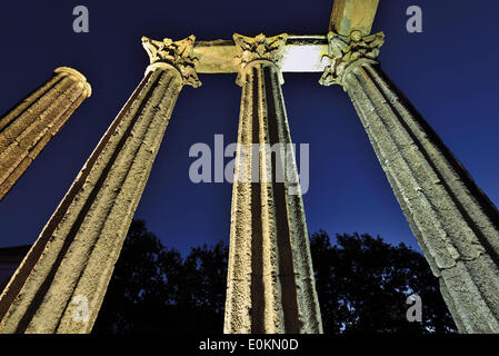 Portogallo Alentejo, Evora, romann tempio, colonne, notte, vista notturna, Sito Patrimonio Mondiale dell'Unesco, viaggi, turismo, turismo, dettaglio, populary Tempio di Diana, quattro colonne, cielo blu scuro, vista notturna, Impero Romano, 2014 Foto Stock