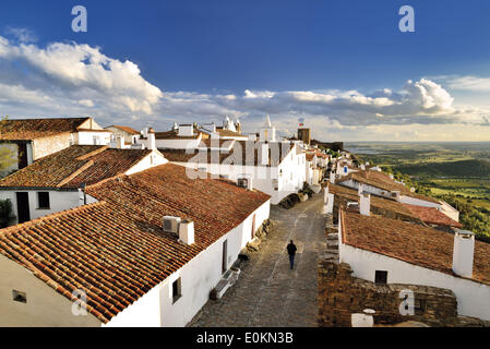 Portogallo Alentejo, Monsaraz villaggio storico, medievale, visualizzare, panorama, il bianco delle case, paesaggio, ampia, sun, soleggiato, architettura, viaggi, turismo, turismo, conserve, di mezza età, uomo in un vicolo, Aprile 2014 Foto Stock