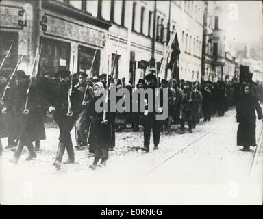 Mar 03, 1917 - 50esimo anniversario della Rivoluzione di Ottobre: è 50 anni fa il 26 ottobre (8 novembre in Russia) che le Guardie rosse, i soldati e marinai hanno attaccato il palazzo d'inverno dello zar a Petrograd (ora Leningrado). Quest'anno in ogni provincia della Unione Sovietica ci sarà esteso le celebrazioni per il cinquantesimo anniversario della Rivoluzione di Ottobre. La foto mostra i primi giorni rivoluzionari in Petrograd (ora Leningrado), nel marzo 1917. Foto Stock