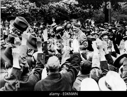 Adolf Hitler di essere salutato da una folla di Berlino Foto Stock