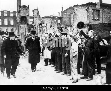 Sir Winston Churchill ispeziona i danni di guerra Foto Stock