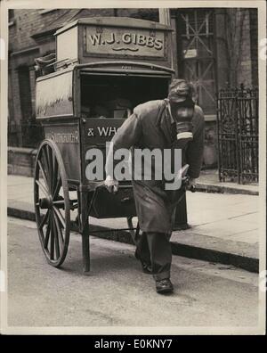 03 marzo 1941 - Baker consegna la merce. Trasportando  la sua auto. Un Roundsman del Baker consegna il buono - nonostante ''gas'' - che indossa la sua maschera a Southend oggi. Foto Stock