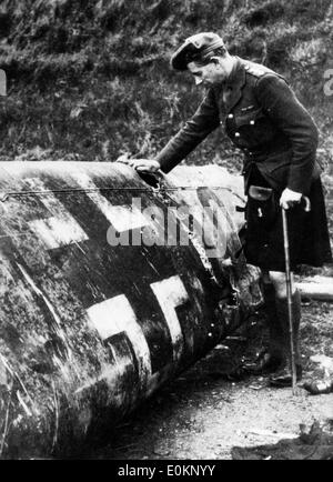 11 maggio 1941 - Baviera, Germania - un capitano scozzese ispezionato il relitto del leader nazista Rudolf Hess' piano. Obbligatorio : P Foto Stock