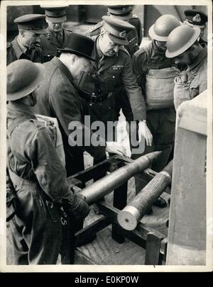 Ottobre 10, 1941 - Il Sig. Churchill visite A.A. Sito. Il sig. Winston Churchill oggi ha pagato una visita alle difese antiaeree in area di Londra. Il sig. Churchill lo ha accompagnato. Keystone Mostra fotografica di:- Sig. Churchill picchietti un anti-aerei shell, presso il sito. Foto Stock