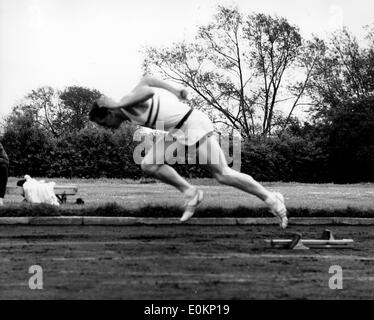 Atleta Adrian Metcalfe tenendo fuori dalla linea di partenza Foto Stock