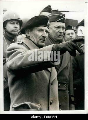 Mar 03, 1944 - Inghilterra--gen. Sir Bernard L. Montgomery punti qualcosa fuori a gen. Dwight D. Eisenhower (destra) come essi guardare Foto Stock