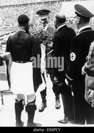 Adolf Hitler congratularmi con un greco atleta maratona delle Olimpiadi di Berlino Foto Stock