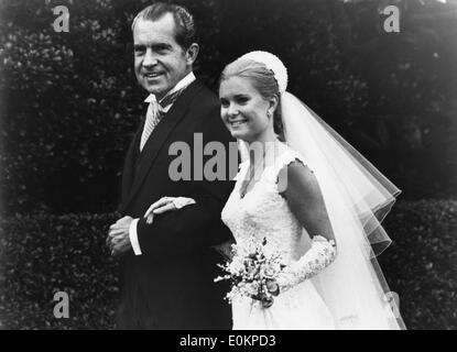 RICHARD Nixon (9 gennaio 1913 al 22 aprile 1994) è stato il trentasettesimo Presidente degli Stati Uniti (1969 al 1974), che precedentemente aveva fatto la trentaseiesima Vice Presidente degli Stati Uniti (1953 al 1961). Un membro del Partito Repubblicano, egli era il solo il Presidente a rassegnare le dimissioni all'ufficio come pure la persona solo per essere eletto due volte per la Presidenza e la Vice Presidenza. Nella foto: Tricia Nixon matrimonio. Foto Stock