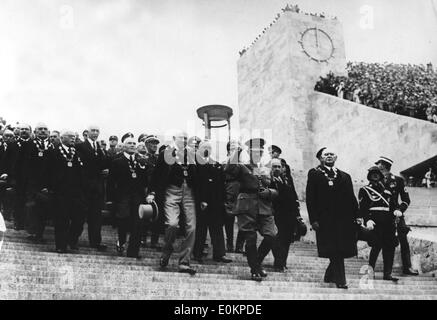 Adolf Hitler e conteggio belga Henri Baillet-Latour entrando Welt Stadium durante le Olimpiadi Foto Stock