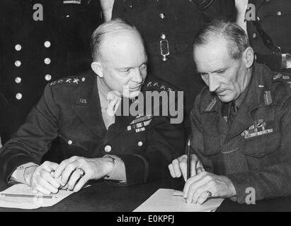 Il presidente Eisenhower e Montgomery generale Foto Stock