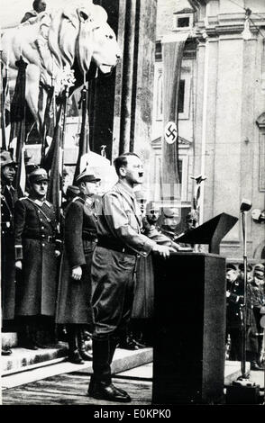 Adolf Hitler al podio dando un discorso Foto Stock
