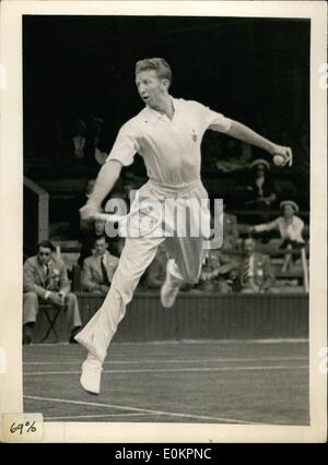 Giugno 06, 1937 - Wimbledon Tennis Championships OPS: D. Budge (U.S.A.) nel giocare contro G.P. Hughes sul No. 1 corte. Foto Stock