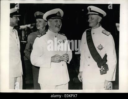 Agosto 08, 1945 - British onore ammiraglio americano: a Guam Admiral Chester W. Nimitz, comandante in capo delle Forze navali alleate dell nel Pacifico, ha ricevuto l'ordine del Cavaliere di Gran Croce del bagno, uno dei più alti ordini dell'Impero Britannico. L ammiraglio sir Bruce Fraser, comandante in capo della British Pacifico flotta, in rappresentanza di Sua Maestà il re George, elargita la decorazione a bordo della sua ammiraglia H.M.S.Duca di York, Agosto 1945. Mostra fotografica di Admiral Nimitz, accompagnato dall'ammiraglio sir Bruce Fraser, indossando l'ordine dopo la cerimonia di presentazione. Foto Stock