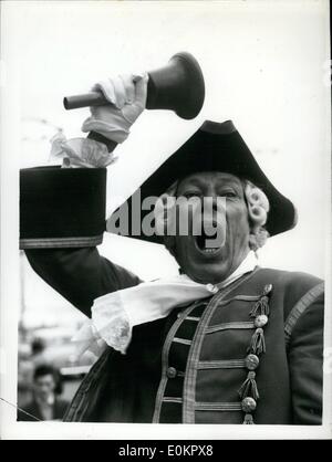 Agosto 08, 1945 - NATIONAL TOWN CRIERS campionato'. ''News del mondo'' Town-Criers nazionale' campionato, ha avuto luogo oggi a Hastings. Mostra fotografica di:- Ben Johnson, di Fowey,cornwall, che hes ha vinto il campionato per sette anni consecutivi - ottiene in uno spot di oractise prima di oggi del campionato a Hastings. Foto Stock