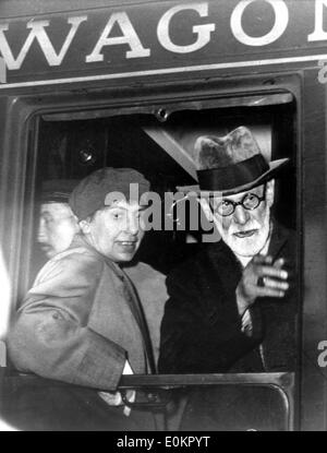 Sigmund Freud con la figlia Anna Freud in un carro Foto Stock