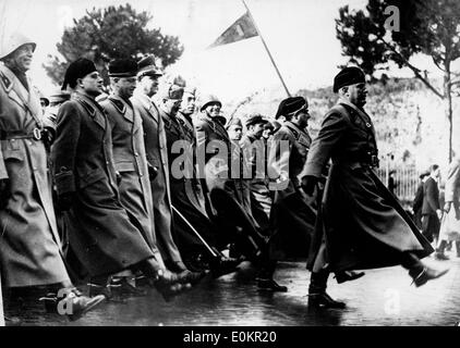 Dittatore Benito Mussolini marching italiana con unità di artiglieria Foto Stock