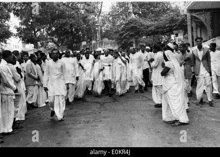 Il Mahatma Gandhi andando per la preghiera della sera Foto Stock