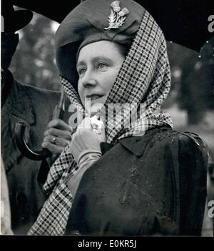 05 maggio 1946 - ha piovuto durante la visita al Royal aziende; il re e la regina accolti personalmente oggi delegati presenti alla conferenza internazionale dei produttori agricoli quando hanno visitato il Royal Masi di Windson Egli ha questo pomeriggio. La foto mostra durante la visita i delegati al Royal Aziende Agricole ha piovuto così duro che la regina ha dovuto mettere una sciarpa sopra il suo cappello. Foto Stock