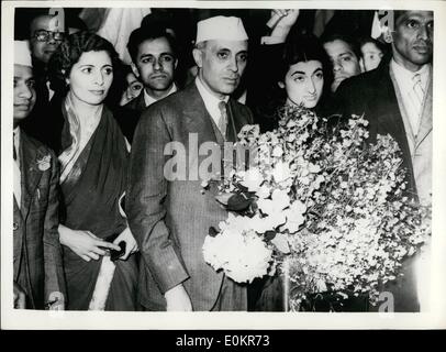 Giugno 06, 1938 - Pandit Nehru a Londra: Pandit Jawaharlal Nehru ex presidente della Indian il Partito del Congresso, fotografato in arrivo a Victoria. La sua volontà di discutere la situazione indiana con i politici internazionali ed è visto con sua figlia, Indira. Foto Stock