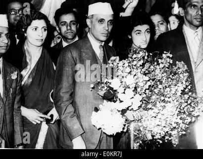 Pandit Jawaharlal Nehru raffigurata con sua figlia Indira Gandhi Foto Stock