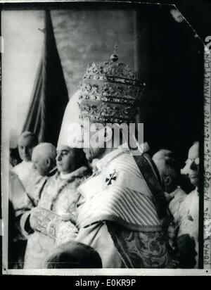 Il 12 marzo, 1939 - Papa Pio XII, indossando il triple crown dopo incoronazione, raffigurata sul balcone di San Pietro. Foto Stock