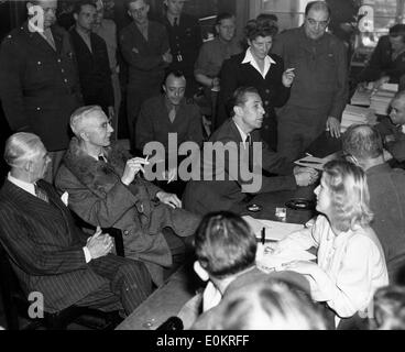 Franz von Papen, Hjalmar Schacht e Hans Fritzsche durante una conferenza stampa Foto Stock