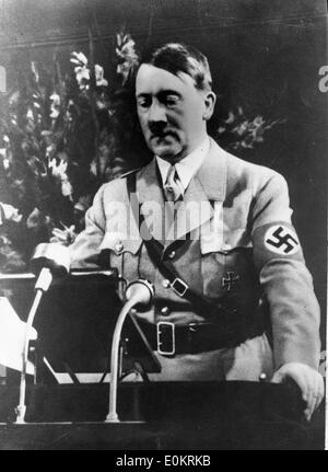 Adolf Hitler al podio Foto Stock