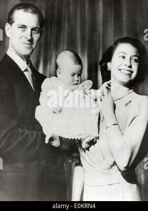 Elisabetta II e del Principe Filippo tenendo il principe Charles Foto Stock