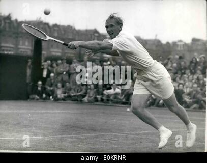 Giugno 06, 1949 - battiti Mulloy Bromwich in Semi finale di Londra Tribunali di erba campionato. Gardnar Mulloy, U.S.A. ieri Jack beat Bromwich (Australia) nella semi finale del London Tribunali di erba campionati a Queen's Club, West Kensington. Keystone Foto Mostra: Jack Bromwich in gioco ieri, durante la semi finale. Foto Stock