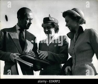 Giugno 06, 1949 - Hollywood del più alto pagato British Film Star e sua moglie arriva a casa.. Rex Harrison restituisce... Rex Harrison, Hollywood del più alto pagato star britannica e sua moglie Lili Palmer è arrivato all'Aeroporto di Londra.. Rex è quello di pagare una visita a sua madre in Liverpool.. Keystone Mostra fotografica di:- Rex Harrison guardato da sua moglie Lili Palmer firmare autografi di Miss Barbara Nichols di messa.. un hostess - all'arrivo all'Aeroporto di Londra. Foto Stock